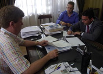 L'alcalde de Peníscola firma la recepció dels carrers d'Atalayas per part de l'Ajuntament