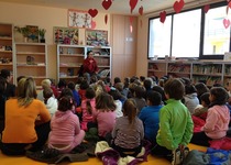 Conta contes en la Biblioteca Municipal per als alumnes d'educació infantil