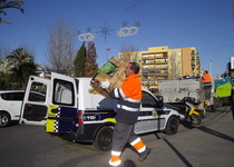 La Policia Local trasllada a la planta de residus els articles del top manta 