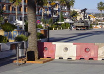 La Brigada retira el mobiliari urbà del passeig per donar inici a les obres del pàrquing Voramar