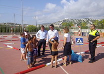 L'Escola d'Estiu rep la visita de la Policia Local amb una classe d'educació vial