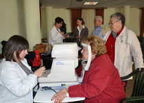 La Campanya de Detecció Precoç del Glaucoma de l'Hospital Provincial arriba al Centre Social de Peníscola