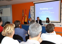 Empreses d'allotjament de Peníscola reben formació per a la venda en línia de www.booking.com