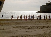 Posa't en forma i relaxa't al sol en la platja de Peníscola 
