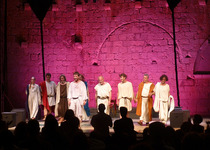 La representació de 'Calígula' posa en peu el públic, que va omplir el pati d’armes del castell de Peníscola