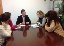  L’alcalde, Andrés Martínez, es compromet amb l’AMPA del Jaime Sanz a continuar amb les aportacions al Banc de Llibres el curs que ve