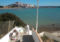 Peníscola comença les tasques de manteniment del mobiliari urbà i de platja