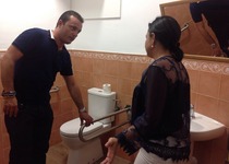 L’Ajuntament de Peníscola torna a obrir els lavabos de la plaça d’Armes després de les reformes