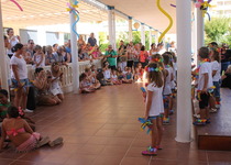 Peníscola clausura l'Escola d'Estiu amb actuacions i balls dels seus 150 inscrits