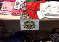 La Policia Local de Peníscola evita la venda de 3000 articles del "top manta" aquest estiu