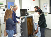 La Brigada Municipal d'Obres de Peníscola col·labora en la instal·lació de la xarxa Wifi en el col·legi d'educació primària