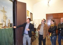 Millores en la vitrina d'exposició dels tresors pontificis de Peníscola