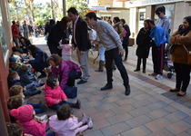 L’agrupació de comerciants del carrer Virgen de la Ermitana de Peníscola ha organitzat avui la tradicional xocolatada nadalenca