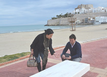 Peníscola estrena nous bancs en el seu passeig marítim