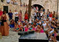 Peníscola celebra la novena edició del Festival de Teatre al Carrer amb èxit de participació en el seu inici, aquesta setmana