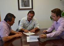 Andrés Martínez es reuneix amb el patró major de la Confraria de Pescadors de Peníscola per remetre-li l'acord municipal d'adhesió a l'associació GALP