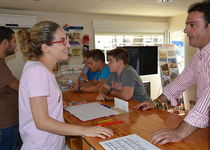 Les oficines d’informació turística de Peníscola registren rècord de consultes en els dies d’agost, ja que s’hi han superat les 1500 atencions al dia