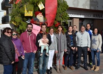 Els escolars de Peníscola gaudeixen de la xocolatada i felicitació nadalenca dels comerços del carrer Virgen de Ermitana