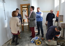 La Brigada d’Obres de l’Ajuntament de Peníscola està duent a terme treballs de millora i ampliació dels vestidors en el col·legi