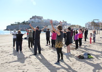 Més de 600 persones han sortit al carrer a Peníscola per gaudir de l’activitat física de la mà de la Universitat Popular