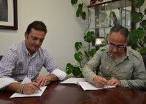 L’alcalde de Peníscola, Andrés Martínez, ha comentat avui amb el president del Centre Excursionista Serra d’Irta, Francisco Ignacio Arnau, la pròxims Marxa al Castellet