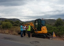 L’Ajuntament de Peníscola desbrossa els marges de la carretera de Font Nova per a l’asfaltat