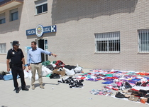 La Policia Local de Peníscola destrueix al voltant de 10.000 articles procedents del top manta