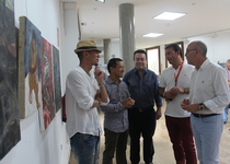 El artista chino Tang Qiang muestra su pintura en Peñíscola