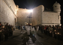 Els carrers empedrats del nucli antic de Peníscola acullen la processó de Dijous Sant