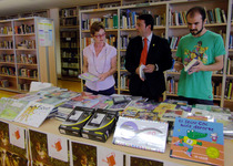 La Biblioteca de Peníscola rep els 3.000€ en llibres del Premi María Moliner